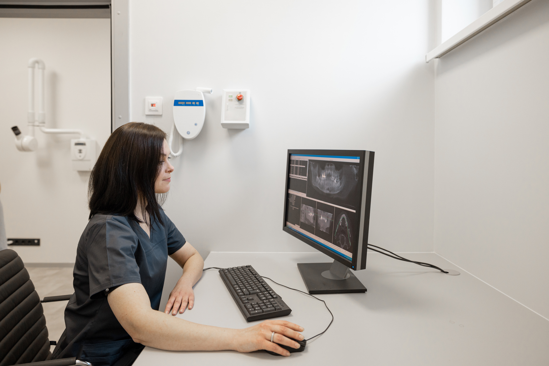doctor looks at the 3d scan of the jaw on the computer